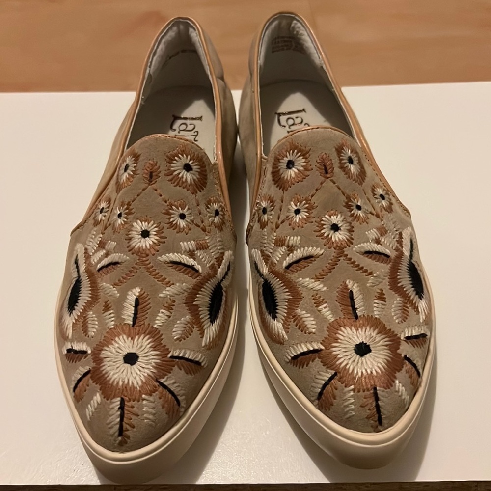 Anthropologie Latigo Rada floral embroidered slip ons